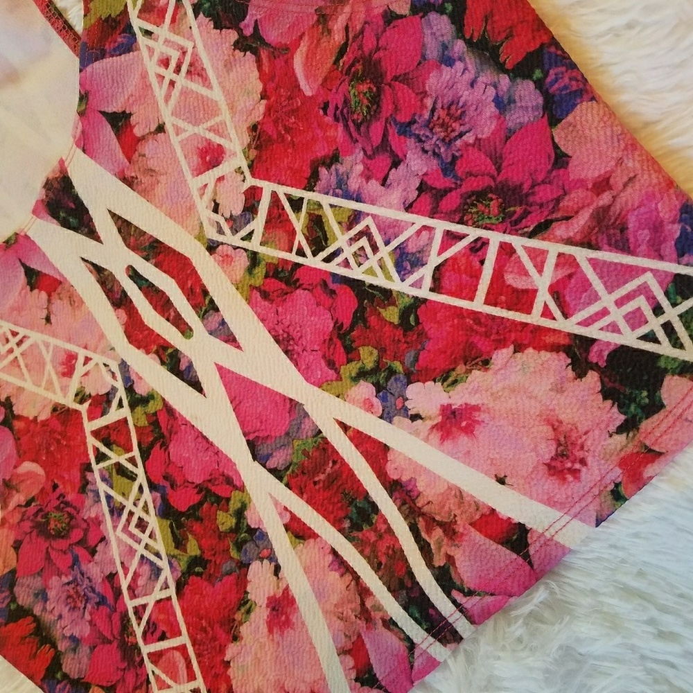 Crop Top Floral Geometric Design - Picture 3 of 3